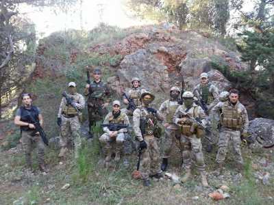 Il team in posa davanti ad una grossa roccia